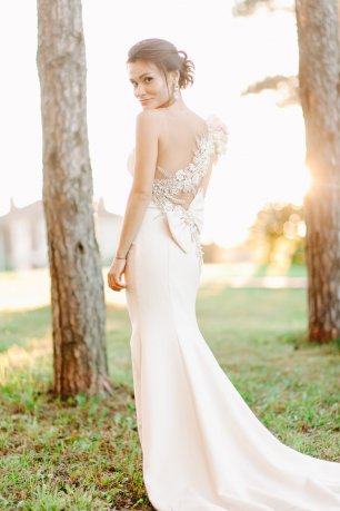 Платье по силуэту с открытой спиной и бантом