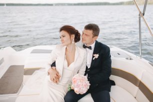 Прогулка жениха и невесты на катере
