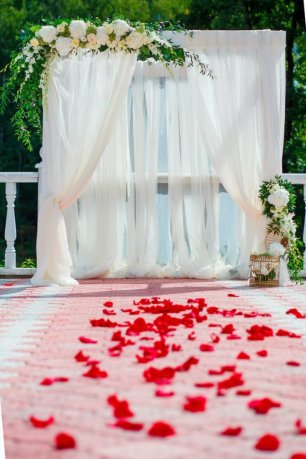 Свадебная арка задекорированая легкой тканью