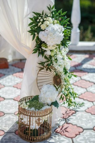 Винтажная клетка в декоре места свадебной церемонии