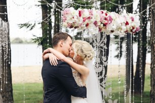 Бело-розовая свадьба с орхидеями в сосновом лесу