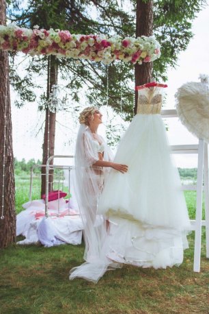 Утренние сборы невесты. Платье