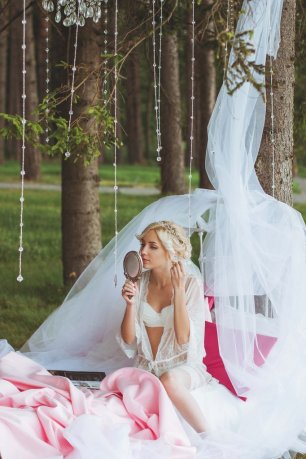 "Зефирное" утро невесты в сосновом лесу