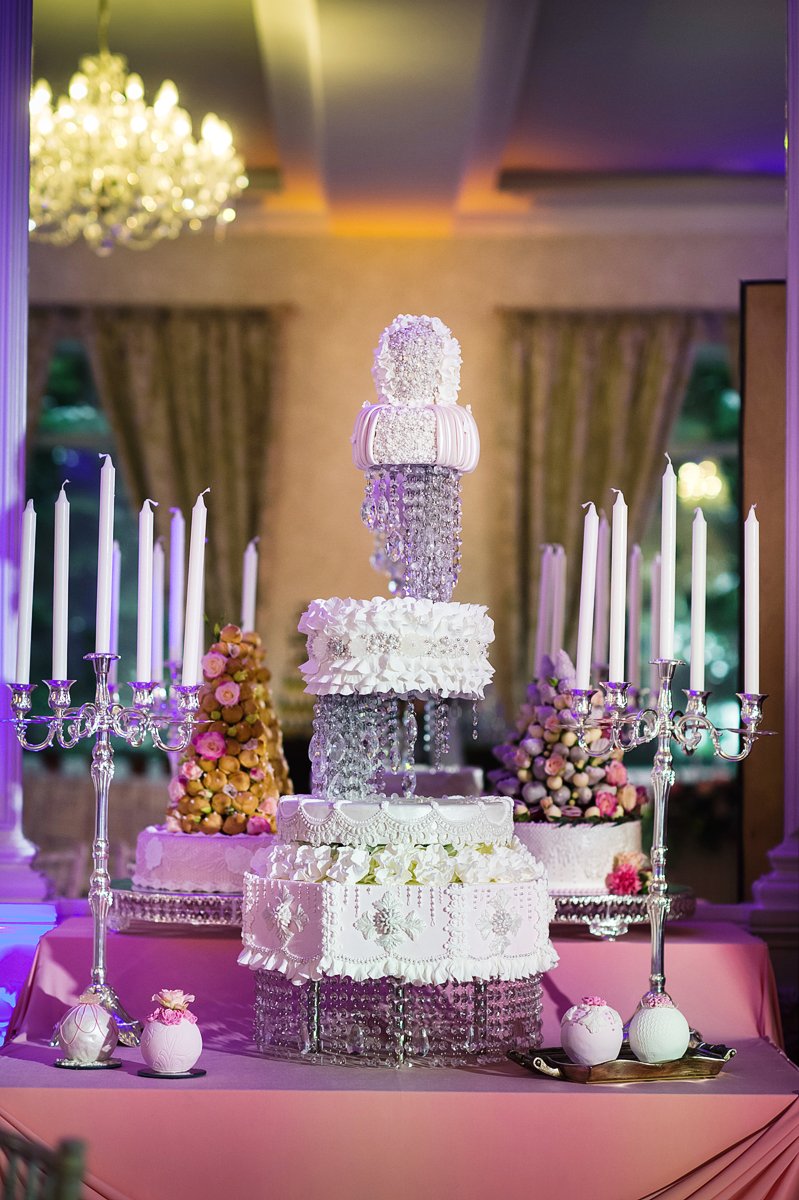 Свадебный торт украшенный хрустальными подвесками
