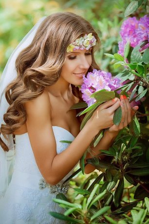 Утро невесты в цветущем саду