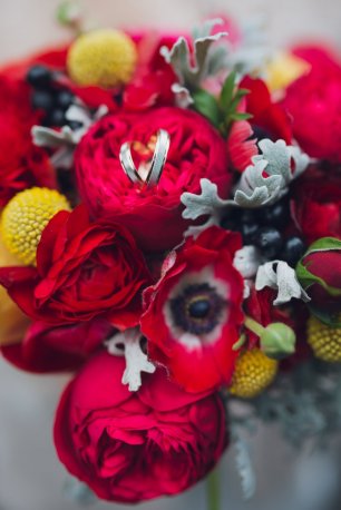 Букет невесты в красном цвете