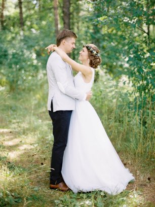Лесная свадебная фотосессия