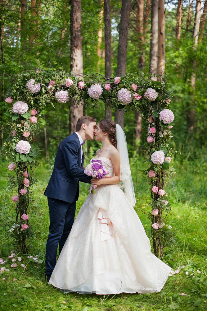 Свадебная арка, украшенная растительностью и цветами