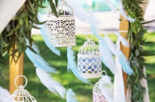 Винтажные клетки с цветами подвешенные в воздухе