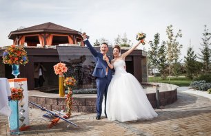 Радостные жених и невеста