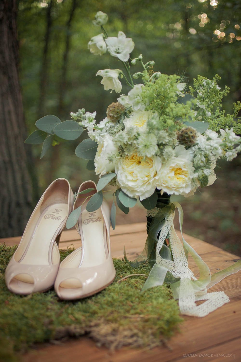 Бежевые туфли с открытым носом и букет невесты