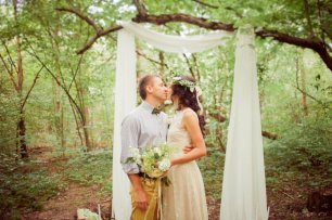 Бракосочетание у дерева в лесу