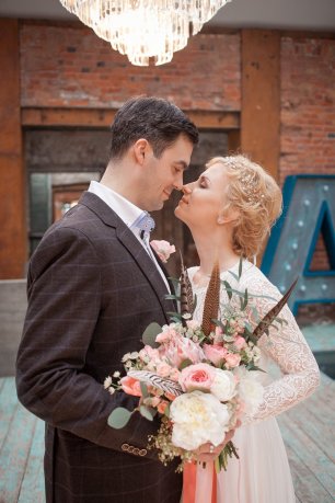 Жених и невеста со свадебным букетом