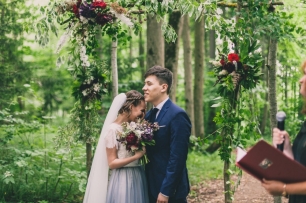 Милая церемония в лесу в экостиле