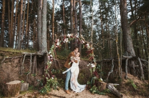 Свадебная церемония в стиле хиппи на острове посреди Волги