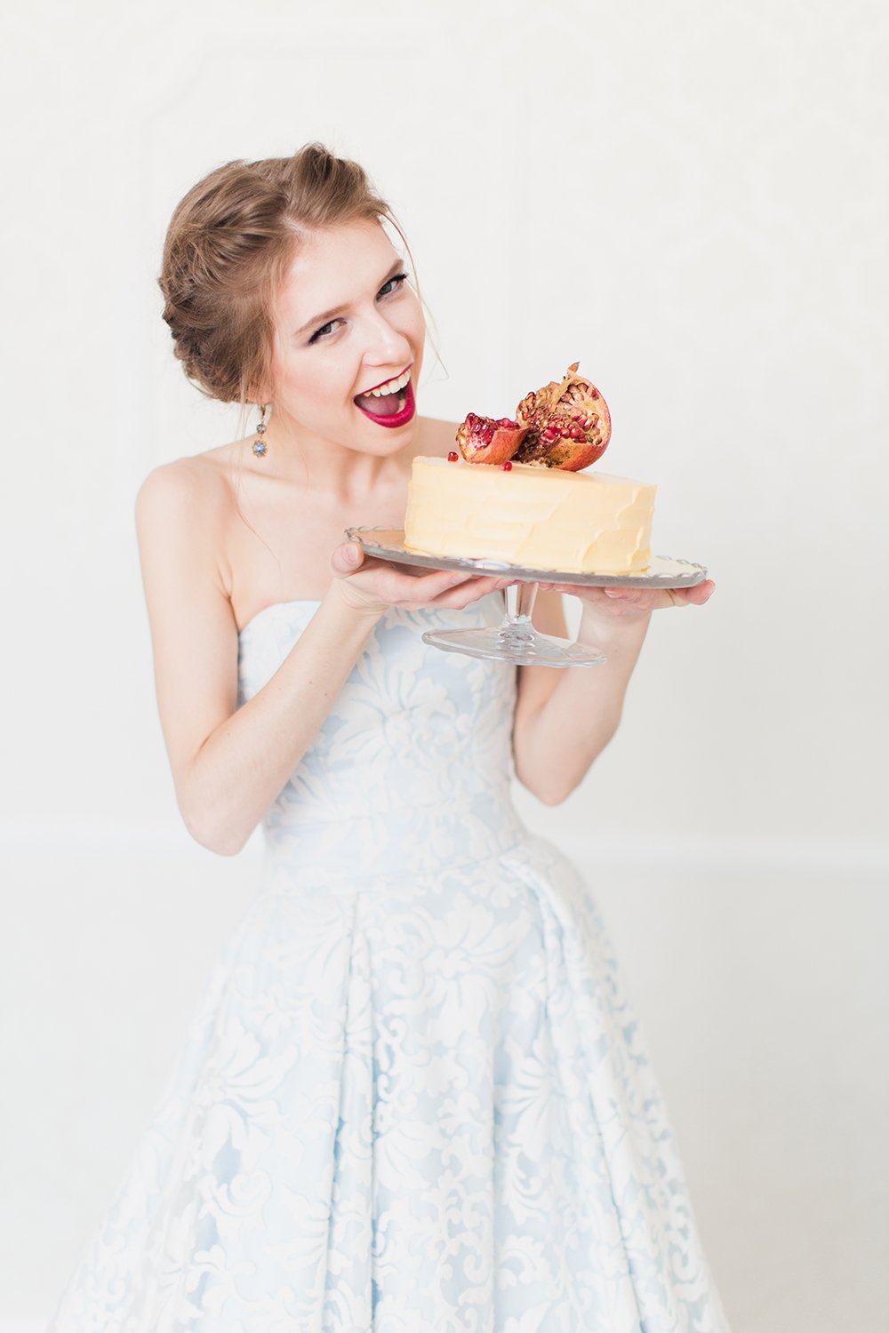Невеста с свадебным тортом