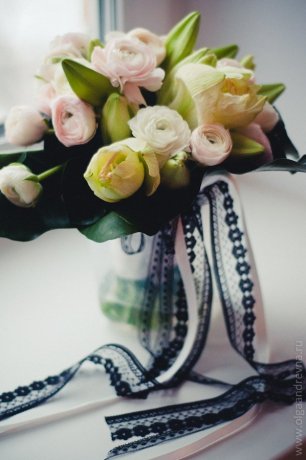 Букет невесты с кружевными лентами
