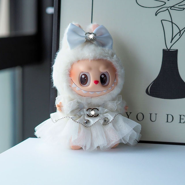 Labubu в свадебном платье - самый модный аксессуар 2025 года