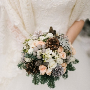 20 зимних букетов невесты с использованием хвои