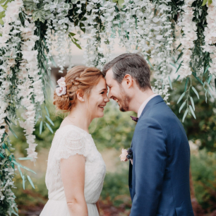 Цветочные гирлянды на свадьбу: 10 вариантов декора, которые вам понравятся