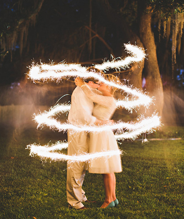 Бенгальские огни в новогоднюю ночь для двоих фото