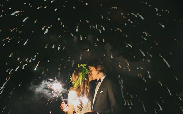 Фото на фоне фейерверков в новогоднюю ночь