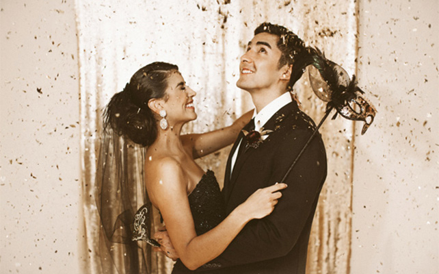 Фото влюбленных в новогоднюю ночь с конфетти