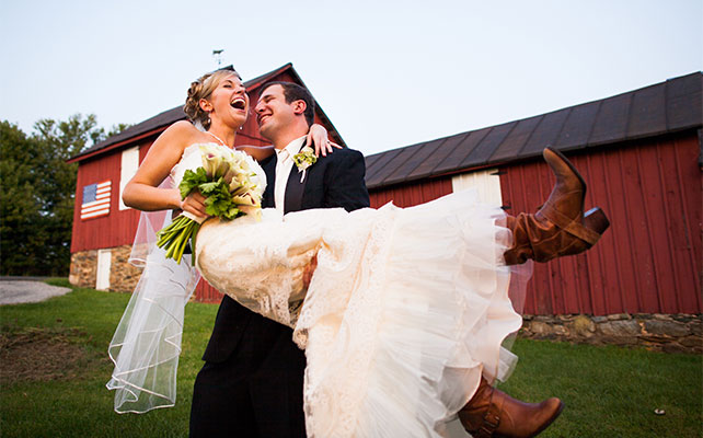 свадебный снимок на руках