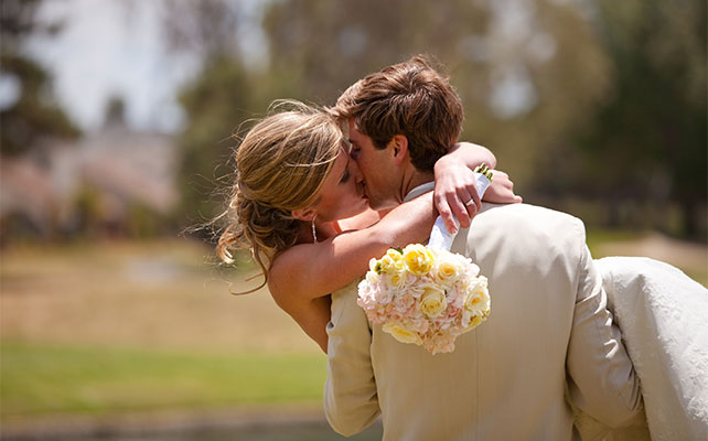 свадебный снимок на руках