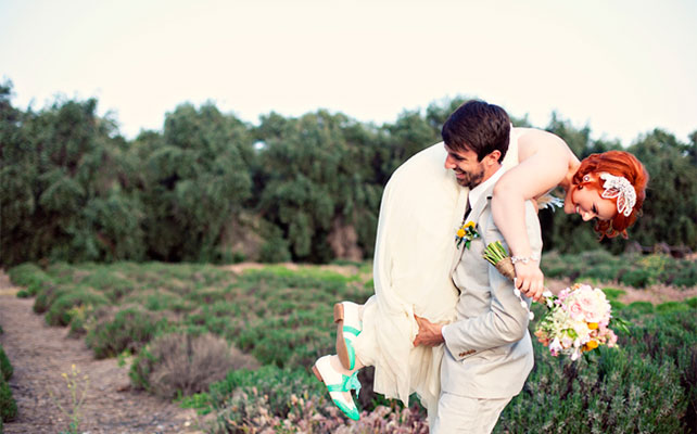 свадебный снимок на руках