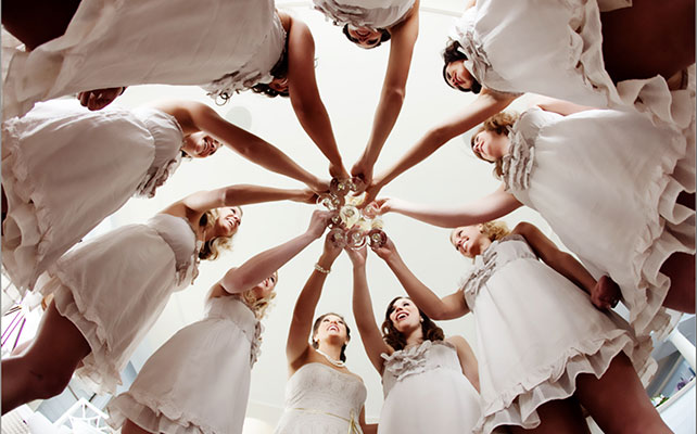 свадебный снимок звон бокалов