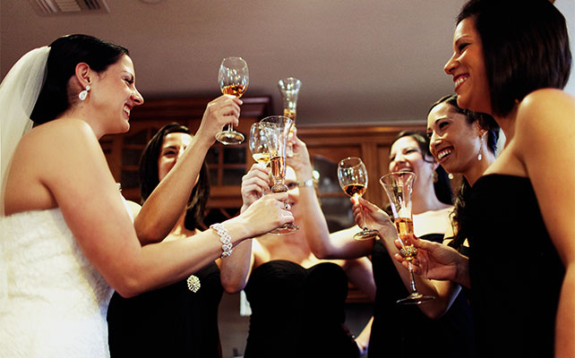 свадебный снимок звон бокалов