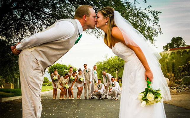 свадебный снимок поцелуй