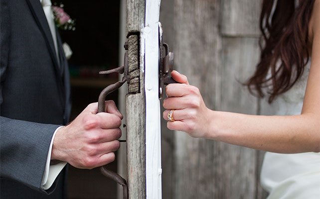 свадебный снимок прятки