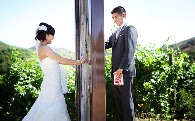 свадебный снимок прятки