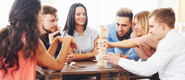 Поиграйте в настольные игры или квиз 