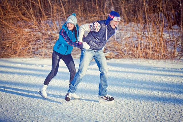 зимняя фотосессия лав стори, катание на коньках 