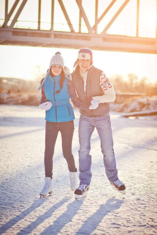 зимняя фотосессия лав стори, катание на коньках