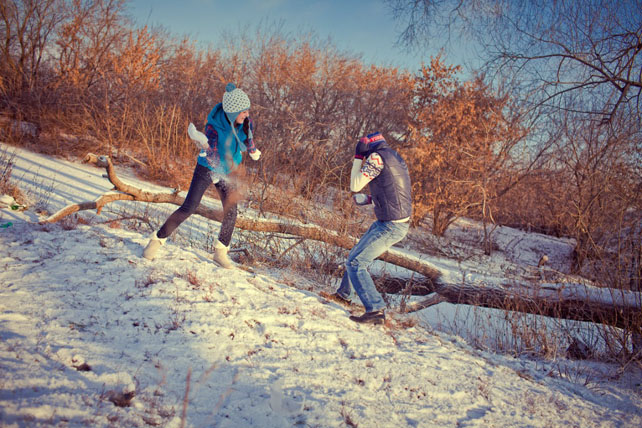 зимняя фотосессия лав стори, влюбленные играют в снежки