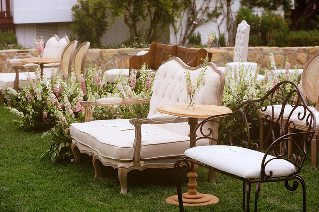 как рассадить гостей на свадебной церемонии, стулья, скамейки и винтажная мебель на церемонии