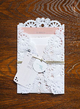 свадебный декор ажурных бумажных салфеток, свадебные приглашения