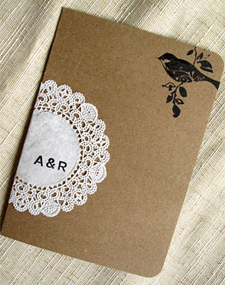 свадебный декор из ажурных бумажных салфеток, свадебные приглашения