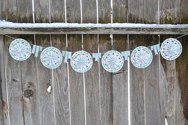 свадебный декор из ажурных бумажных салфеток, бумажные гирлянды
