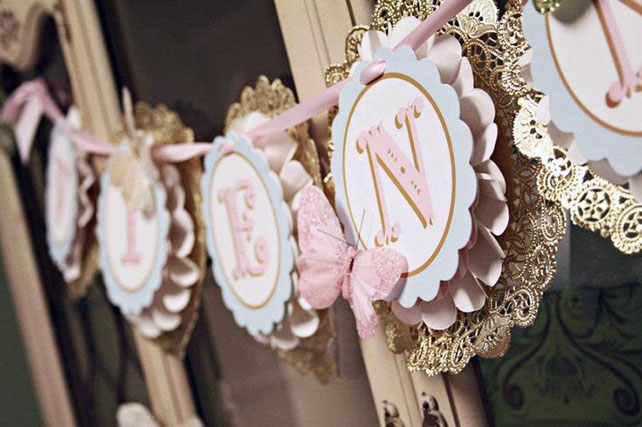 свадебный декор из ажурных бумажных салфеток, бумажные гирлянды