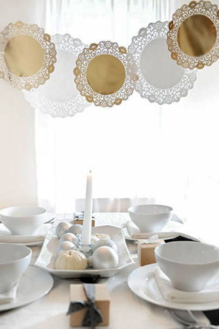 свадебный декор из ажурных бумажных салфеток, бумажные гирлянды