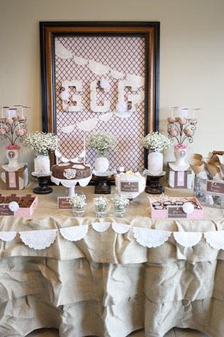 свадебный декор из ажурных бумажных салфеток, бумажные гирлянды