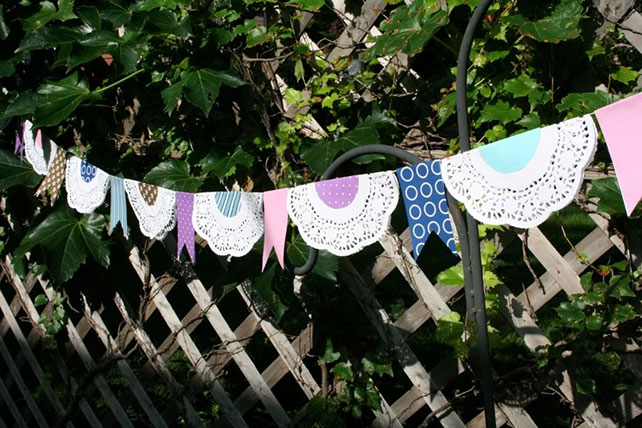 свадебный декор из ажурных бумажных салфеток, бумажные гирлянды