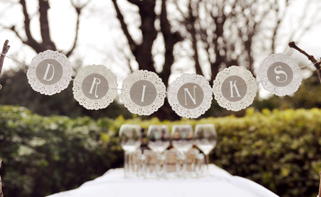 свадебный декор из ажурных бумажных салфеток, бумажные гирлянды