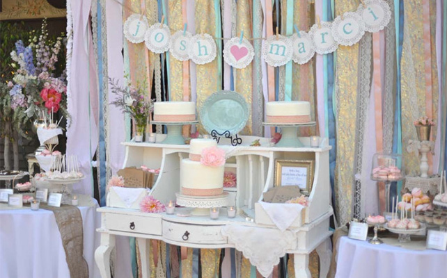 свадебный декор из ажурных бумажных салфеток, бумажные гирлянды