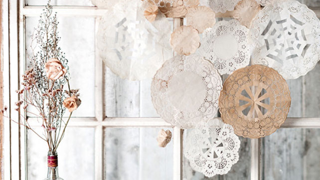 свадебный декор из ажурных бумажных салфеток, декор зала